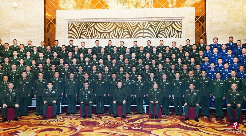 2013年3月，中共中央总书记、国家主席习近平提出“治国必治边、治边先稳藏”，彰显西藏在中国全局中的重要战略地位。图为昨天上午，习近平（前排中）在拉萨接见解放军驻西藏部队官兵代表。（新华社）