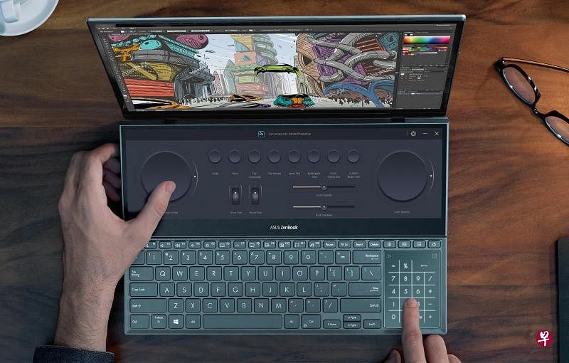 ZenBook Pro Duo 15 UX582搭载15.6寸的4K OLED主屏幕，以及4K（3840 X 1140）画质的14寸触控屏，处理视频和三维动画的性能卓越。