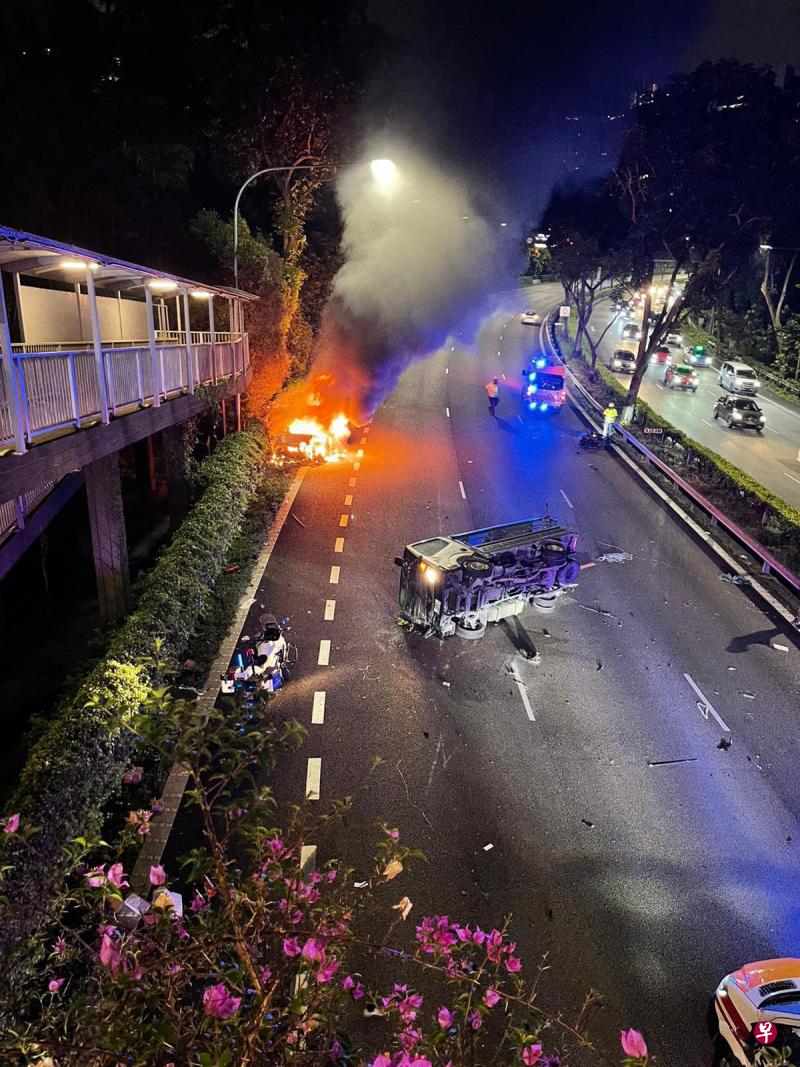 　女驾驶员逃出车外后，轿车很快起火燃烧并爆炸，火势甚至蔓延到旁边的两棵树。（取自网络）