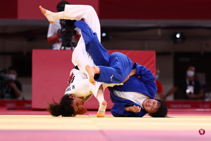 日本选手新井千鹤（右）昨天夺得柔道女子70公斤级金牌。图为她与俄罗斯选手玛蒂纳在半决赛展开激烈战斗的场面。（路透社）