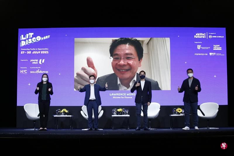 财政部长黄循财（荧幕中）、全国职工总会助理秘书长郑德源（右起）、冬海集团首席经济师沙迪拉泰博士与星展银行集团新加坡总监许志坤，昨天在职总青年部举办的线上活动上向年轻求职者介绍金融科技的发展趋势。（梁麒麟摄）