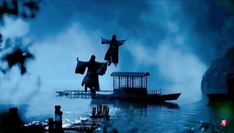 《山河令》深夜湖面武打场面，集合了武术表演、朦胧山水、人物关系隐喻，被视为此剧经典场面。（互联网）