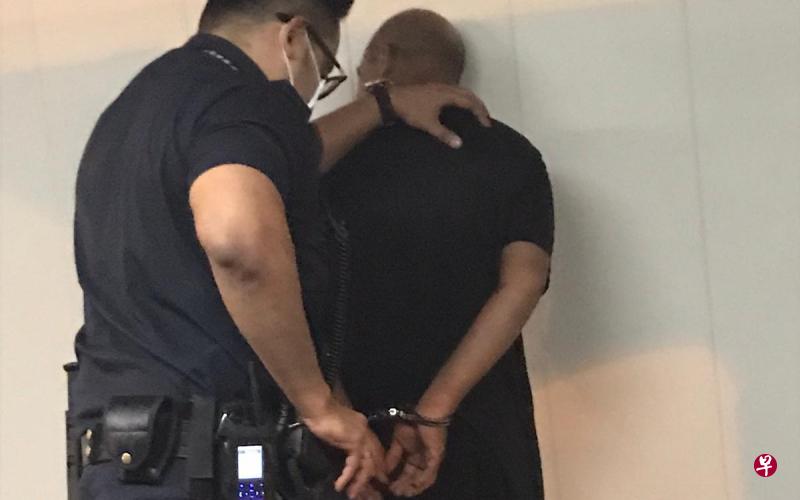 被告行迹败露后，被餐馆店员追上，最终被逮捕归案。（档案照）