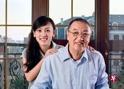 柳青（左）与父亲柳传志（互联网）
