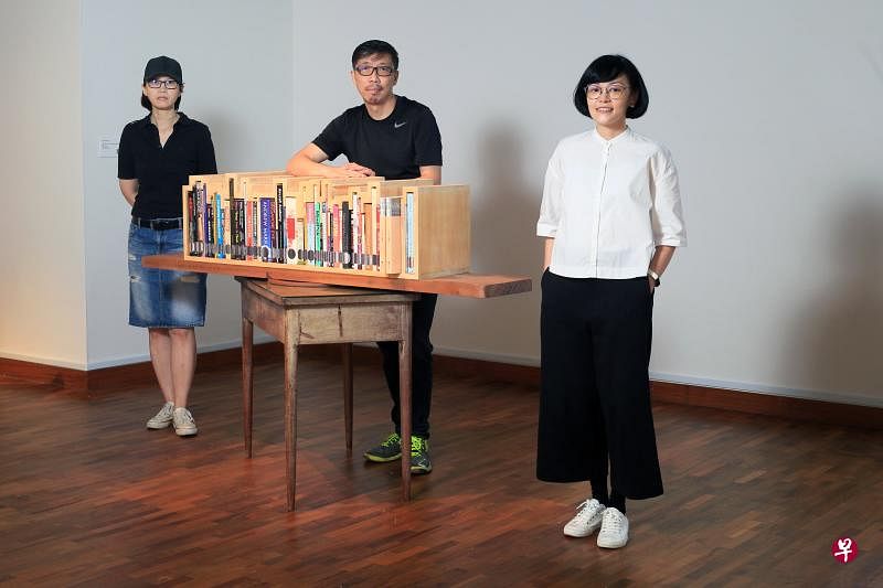 新加坡雕塑学会大展“物语：当代雕塑展2021”总策展人（左起）陈燕平、总协调杨子强和南艺策划与项目处主任（特别项目）辛晓昶。雕塑书架由杨子强创作。