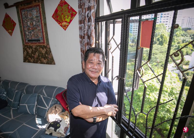 餐馆侍应生陈明升在我国首次进入高警戒解封第二阶段时被要求拿无薪假，看到报章上刊登的临时补贴广告后提交申请，并成功获批准。（陈来福摄）