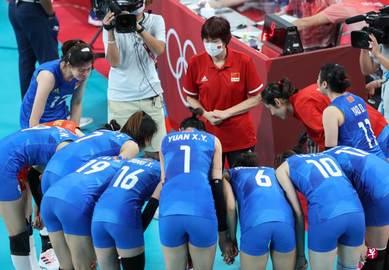 中国女排全体球员昨天赛后向主教练郎平（红衣）鞠躬致谢。（新华社）
