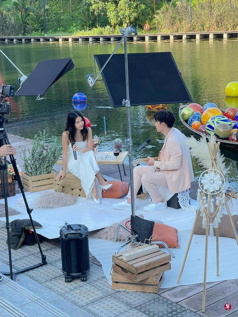 陈一心（左）和崇喆将在国庆线上演唱会合唱《几分之几》，两人为歌曲拍摄MV。