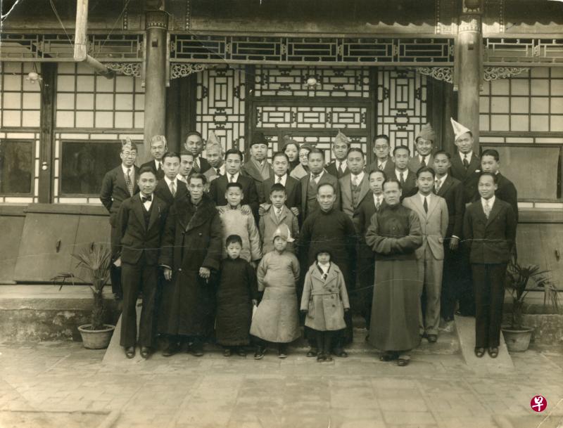 南洋俱乐部前合影。大人前排左二为吴赉熙，左五为林宗扬，前排中间小孩为吴炳琳，后排左五不戴眼镜的女子为林巧稚。（吴沙鸿提供）