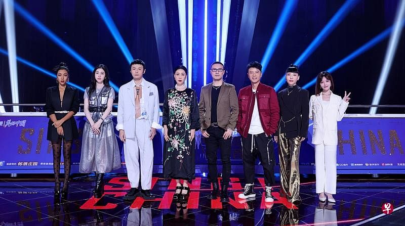 《2021中国好声音》星级导师阵容由李荣浩（左三起）、那英、汪峰和李克勤组成，历届“毕业生”吉克隽逸（左一）、张碧晨（左二）、黄霄云（右一）和吴莫愁（右二）则担任助教。