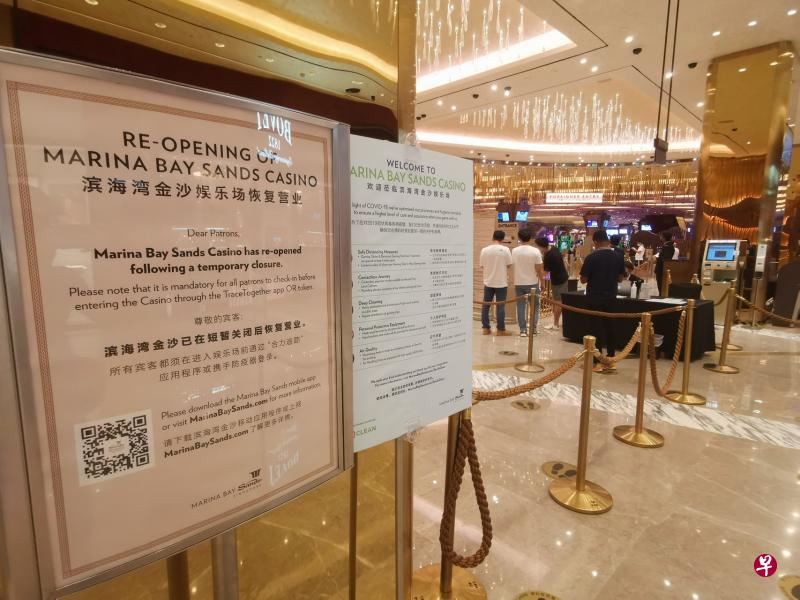 滨海湾金沙赌场因出现冠病感染群，上个月22日起关闭两周进行彻底清洗和消毒，昨天恢复营业。赌场入口处放了告示，通知访客赌场采取了哪些措施保护他们的安全。（陈渊庄摄）