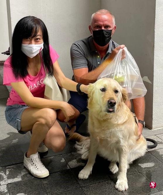 　何惠瑜从小贩中心打包食物后，亲自送往长期居家办公的同事家。（巴克莱银行提供）