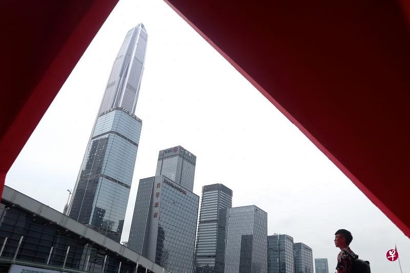 粤港澳大湾区在2017年升级为中国国家战略，使命包括支持港澳融入中国国家发展大局，保持港澳长期繁荣稳定等。图为深圳第一楼平安金融中心。（中新社）