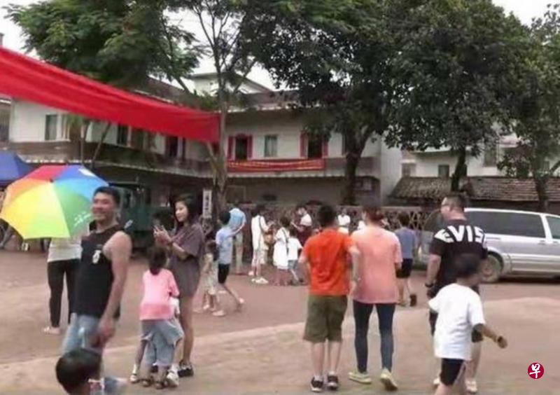 14岁的跳水金牌女将全红婵虏获了不少粉丝，她在广东湛江的家成了打卡圣地。（互联网）