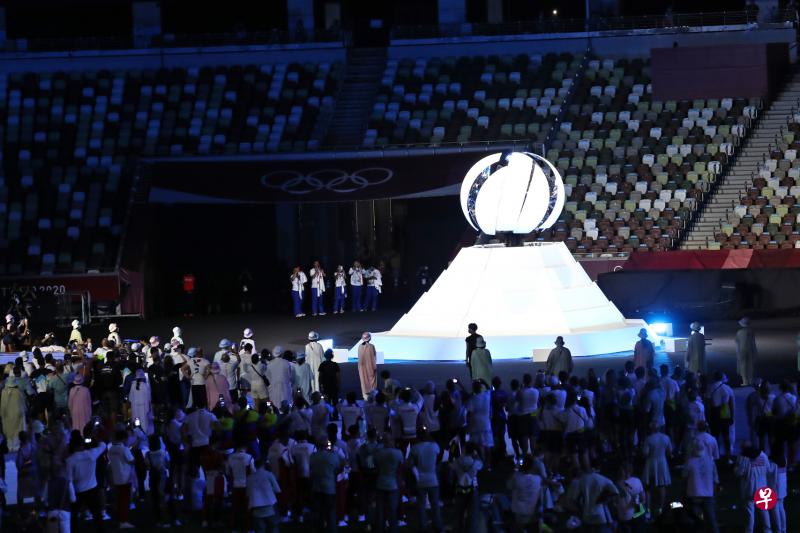 奥运圣火熄灭，来届2024年法国巴黎再见。大图为新加坡代表团。