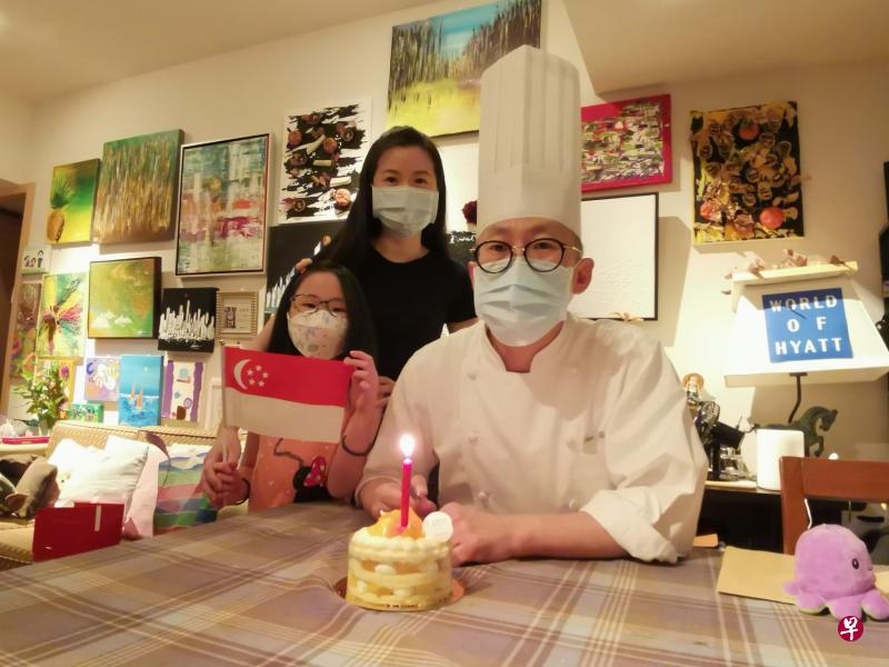 ▲在妻子刘佩诗和女儿陈乐恩陪伴下，来自新加坡的台北君悦酒店行政总主厨陈万钦昨天为国家也为自己庆生。他的家族共有三个国庆宝宝，另外两个是大四岁的表哥和小四岁的表弟。（温伟中摄）