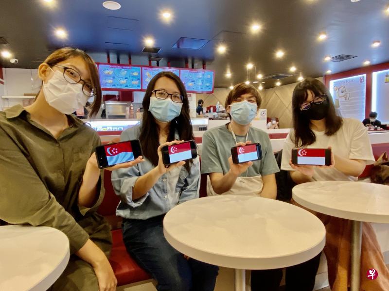 ▲在日本留学的我国学子何欣怡（左起）、丁诗茹、 余德圣和李家慧国庆前夕聚集在东京的“亚坤”分店享用新加坡美食。（符祝慧摄）
