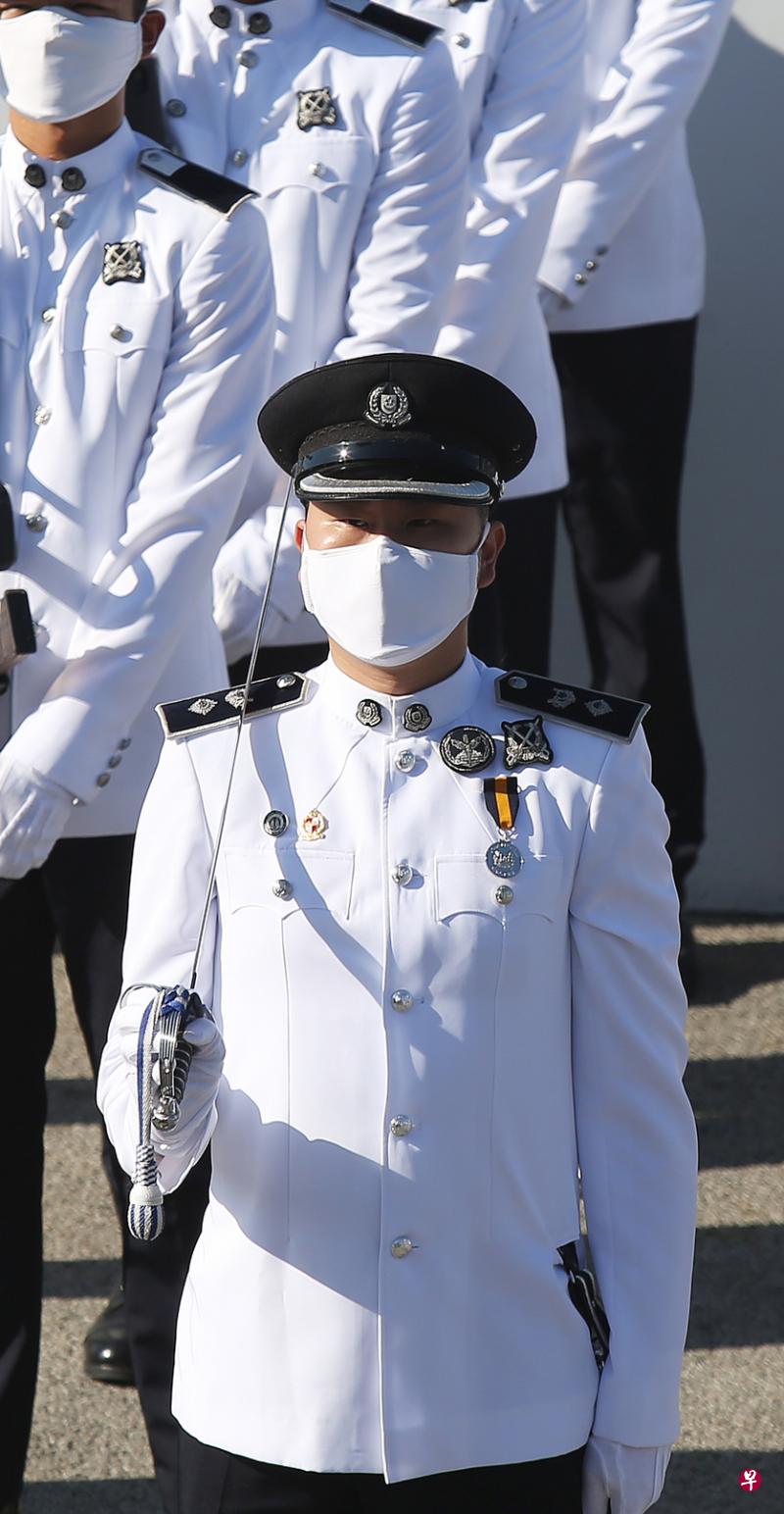 　警察部队仪仗队的指挥官江雨阳副警监的父亲与兄长也曾参与国庆典礼，所以这次参与国庆典礼的机会对他来说格外有意义。（梁伟康摄）
