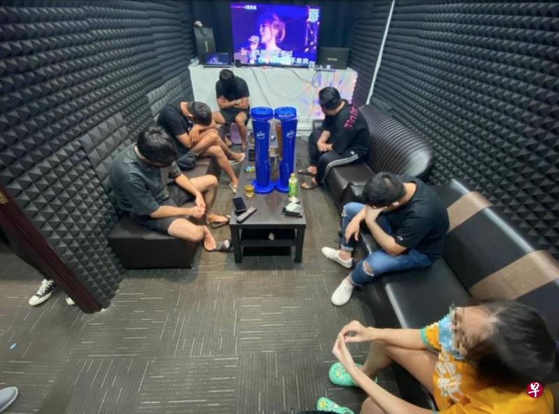 警方在乌美3道无照经营的KTV场所，发现有人涉嫌违反防疫条例。（新加坡警察部队提供）