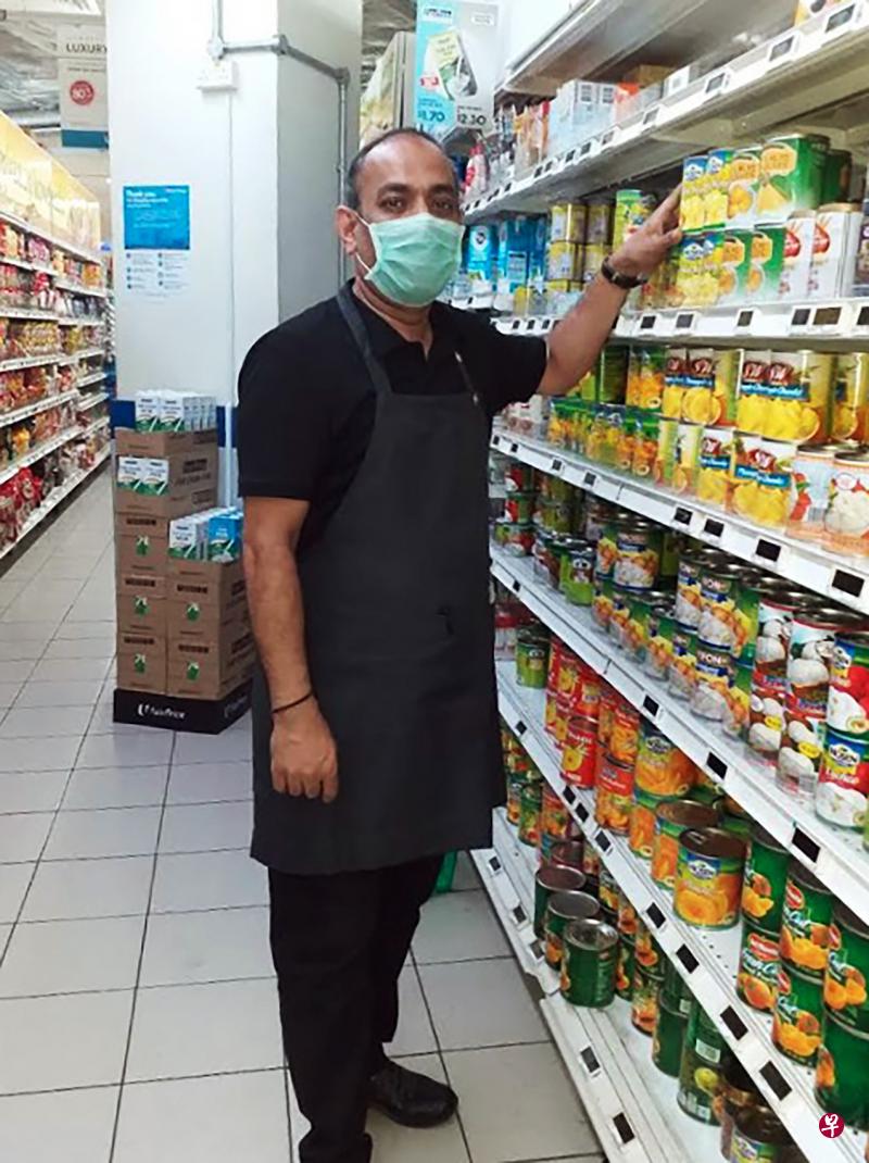 阿克巴是凯悦酒店的管家，在去年疫情期间分别申请调派到职总平价超市和旅游局的必要服务岗位。他尽心尽力，今年还获颁新加坡餐饮业卓越服务奖。（受访者提供）