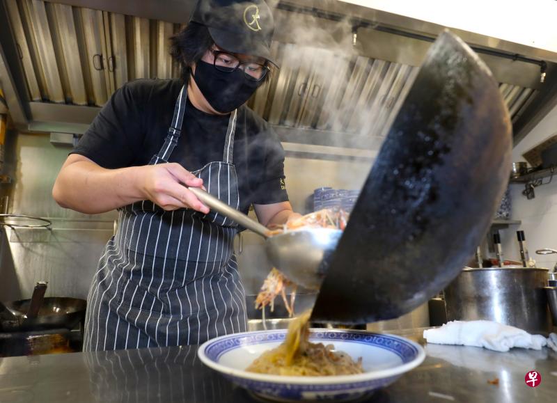 由沈幸颖创办的大食家大大大虾面餐馆首次登上必比登推介名单。（何炳耀摄）