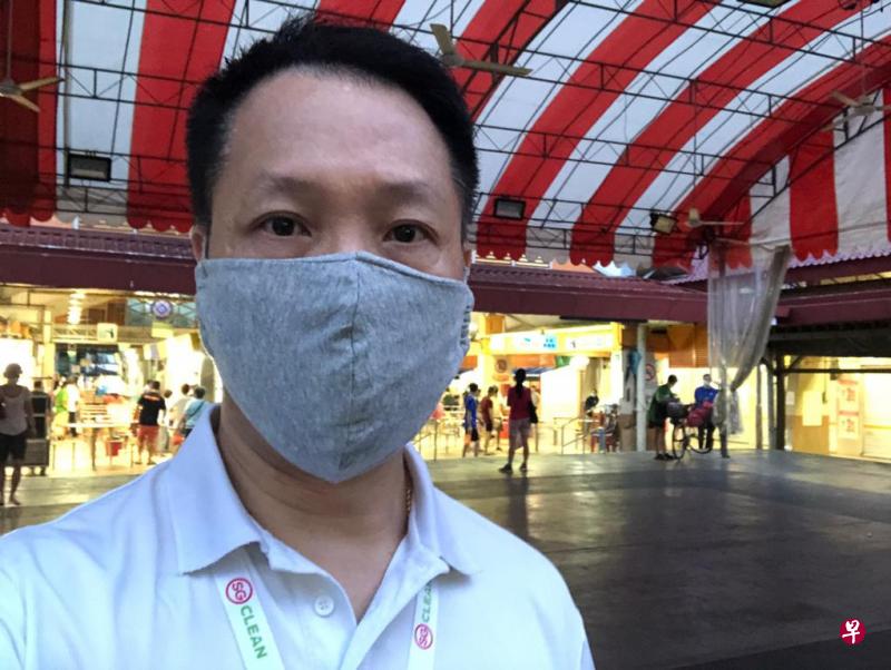 在四季酒店担任宴会副主厨的蒋国雄先后担任安全距离大使和网络零售商Redmart的食材包装员工。他积极面对新工作的各种挑战，获益不浅。（受访者提供）