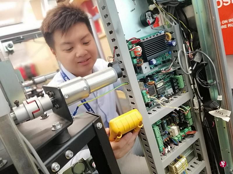 唐炜城2018年在雇主的安排下参加全系统工程工读专业文凭课程，去年毕业后不仅薪水增加了5%，更有机会被提拔为运营经理。（受访者提供）
