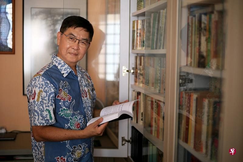李选楼集中研究从1919年新马文学的发端到1965年新加坡独立前的小说创作。（龙国雄摄）