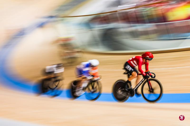 场地脚踏车风驰电掣，选手贯注全神仿佛也是一种速度。