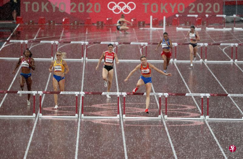 暑热的东京遭逢台风，女子400米跨栏选手们必须在风雨中争取决赛资格。