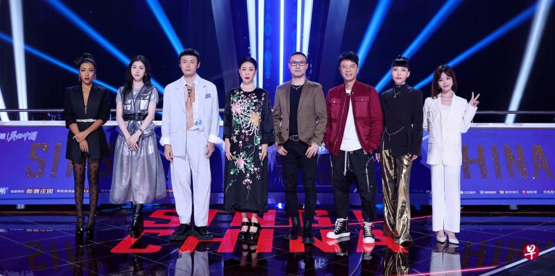 《2021中国好声音》导师为李荣浩（左三起）、那英、汪峰和李克勤，助教则有吉克隽逸（左一）、张碧晨（左二）、黄霄云（右一）和吴莫愁（右二）。（灿星制作提供）