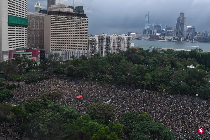 香港民阵由数十个民间团体及政党组成，曾组织过2003年“七一”游行，以及2019年反修例风波期间的多场集会游行。图为反对港府修改《逃犯条例》的示威者人潮，于2019年8月18日在港岛维多利亚公园集合。（法新社）
