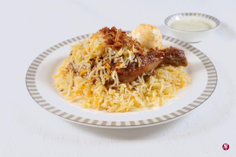 新加坡“必比登推介”名单上的Bismillah Biryani与新航合作推出黄姜饭飞机餐，新航接下来也将会继续与其他小贩品牌联合推出飞机餐。（新加坡航空公司提供）