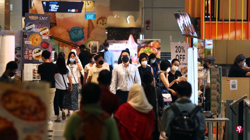 从今天起，政府允许最多一半可在家办公的员工回办公室上班，也允许在工作场所举办聚会。在这之前，居家办公是默认安排，也禁止职场聚会。图为昨天在新达城的上班人流。（萧紫薇摄）