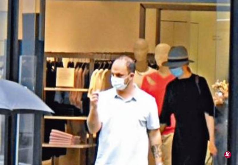 妮可基曼（右）被港媒捕捉到前往中环时装店扫货。（互联网）