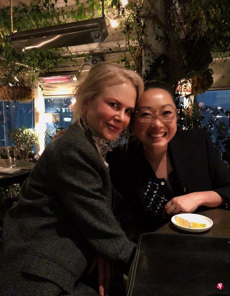 妮可基曼（左）与“Expats”美籍华裔导演王子逸合照。（互联网）