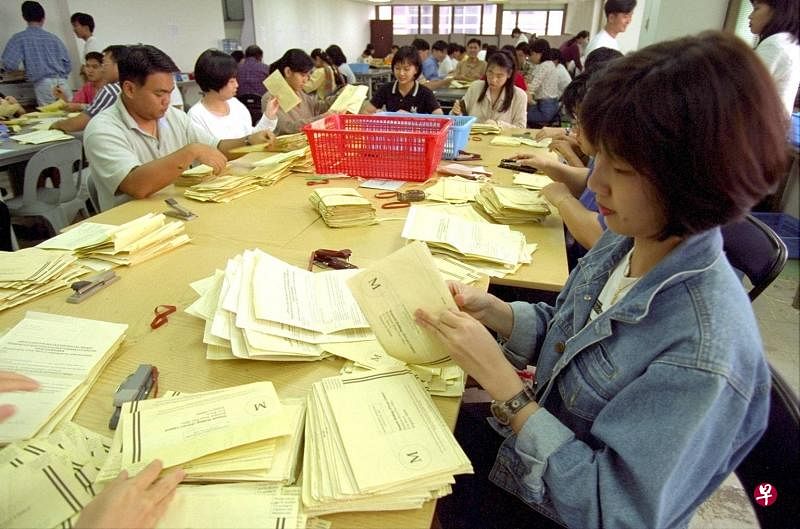 公众对新电信在1996年的第二次售股活动反应热烈，图为工作人员处理大批新电信股票申请书。（档案照片）