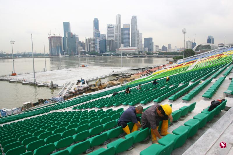 滨海湾浮动舞台在经历13个月的工程后，于2007年建成，成为世界上最大的浮动舞台，并在同年首次举办国庆庆典。（档案照片）