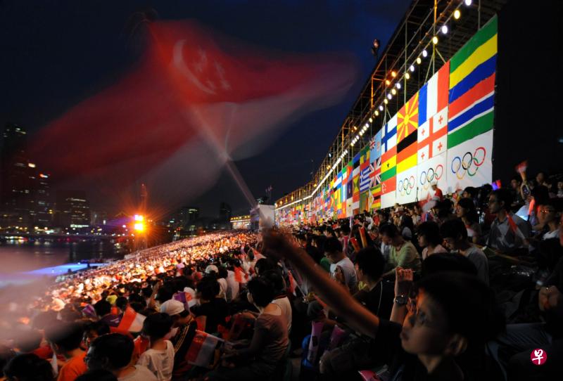 2010年8月，全球首届夏季青年奥林匹克运动会在滨海湾浮动舞台举办，向世界展现了新加坡的活力和创意。（档案照片）