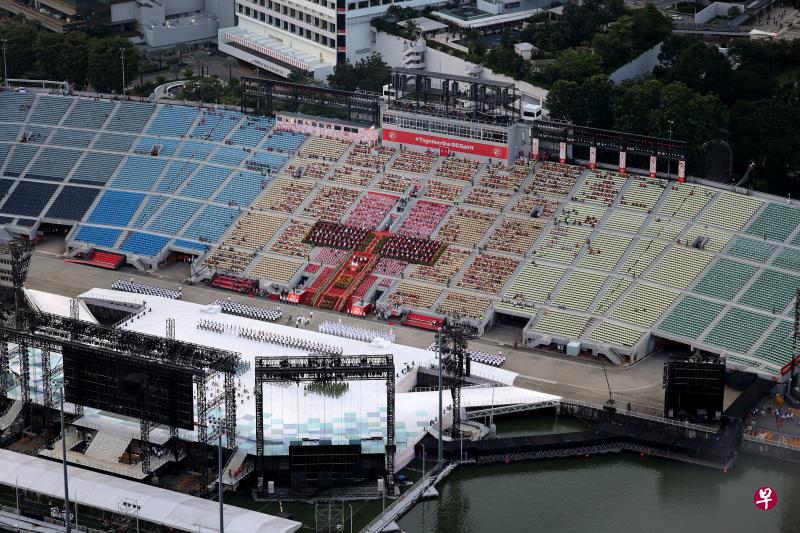 　国庆庆典第10次来到滨海湾浮动舞台。政府日后将把这个临时场地改建成永久的广场，但因多项建筑工程计划在疫情期间受延误，浮动舞台下来一年的动向尚未有定论。（龙国雄摄）