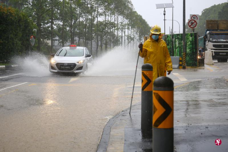 一场暴雨后，牛奶场路道路积水，一辆德士驶过时积水飞溅。（白艳琳摄）