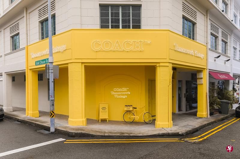 Coach在牛车水德霖路老店屋开快闪店，里外漆成黄色，让访客心情亮丽。