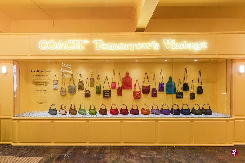 店内玻璃柜展示一整排Coach传奇女设计师Bonnie Cashin设计的复古包。