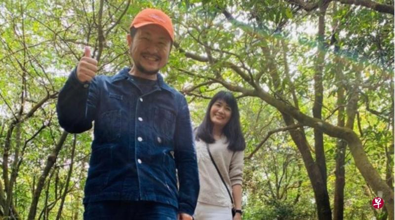 九把刀（左）说，岳母（右）的猝逝是冥冥中注定。（互联网）