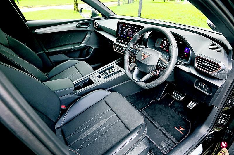 车子的悬浮式中控娱乐触屏有10英寸，支持Apple CarPlay和Android Auto，可以选播自己喜爱的音乐。