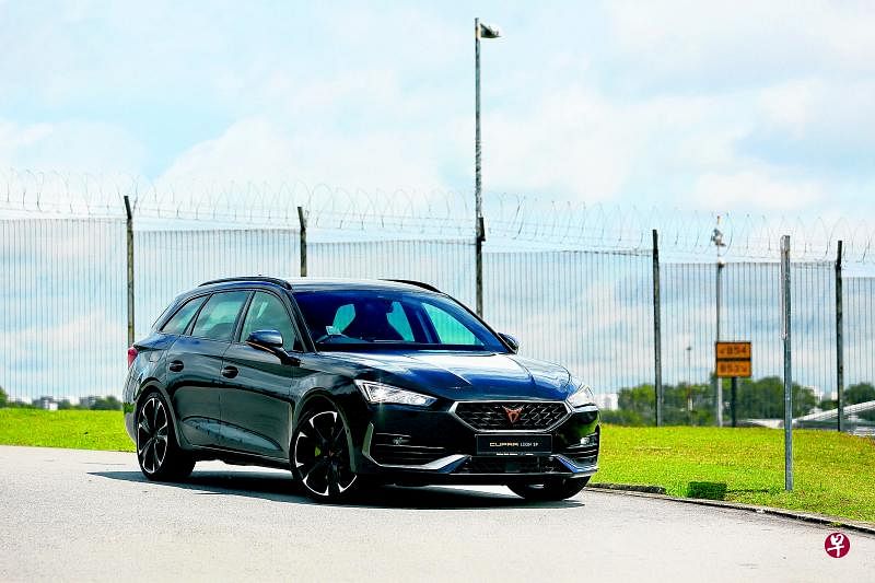 Cupra Leon Sportstourer性能旅行车既有速度也未牺牲行驶的舒适，车子的隔音效果非常好，底盘安静。车室内科技感十足，外观设计具战斗气息。