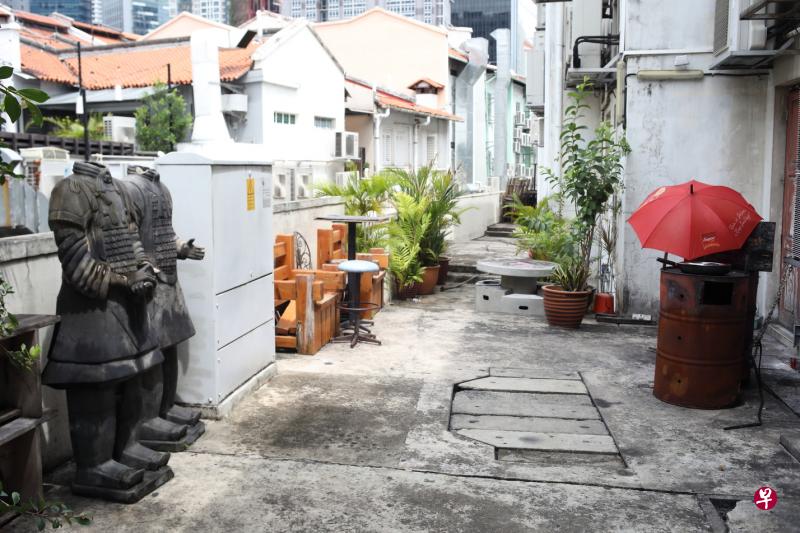 前街店面关闭，后巷就空荡荡了。