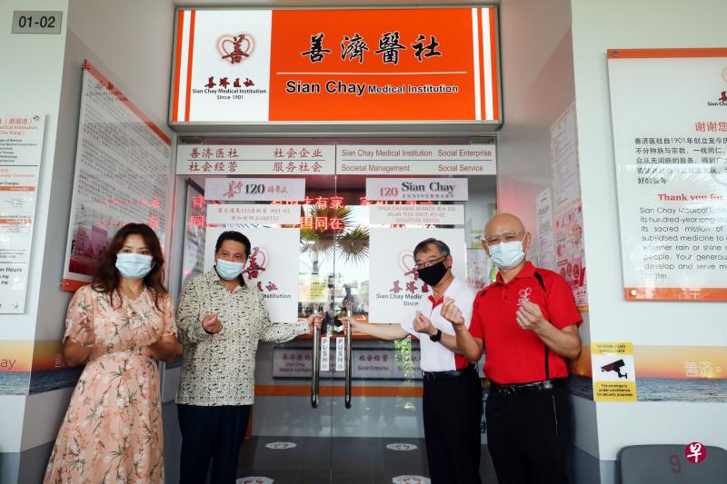 贸工部长颜金勇（右二）为善济医社蔡厝港分社主持开幕式，陪同的有善济医社义务执行主席卓顺发（右一）、梁苑集团创办人梁佳吉（左二）和梁苑集团执行董事刘爱萍。（邝启聪摄）