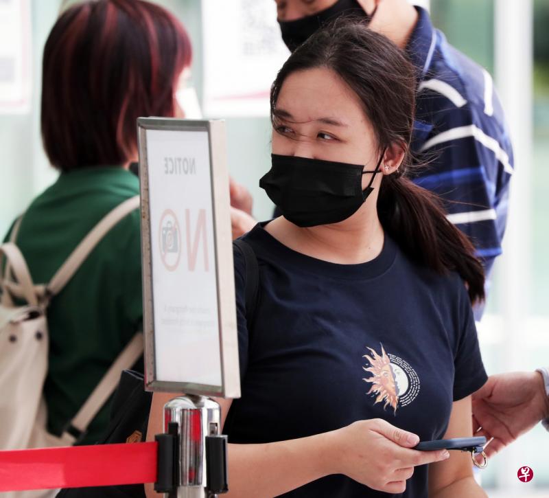 被告陈玲莹被指回返我国后没有立刻回家，而是在父母陪伴下在机场食阁用餐，回家途中还到住家附近诊所拿药。（档案照片）