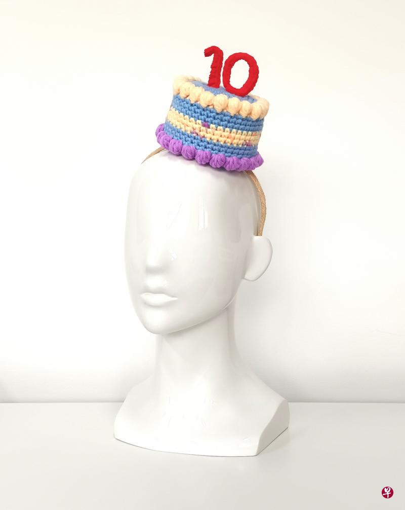 Heads of State Millinery为H&M周年庆设计的蛋糕造型发箍。（Heads of State Millinery提供）